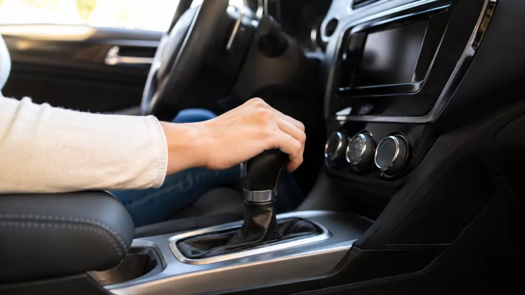 Салон автомобиля с автоматической коробкой передач для новичка